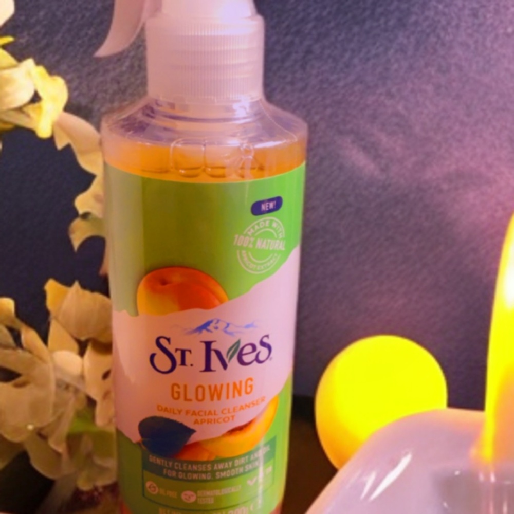 ✨Buy one get one free✨St.Ives Glowing Daily Cleanser